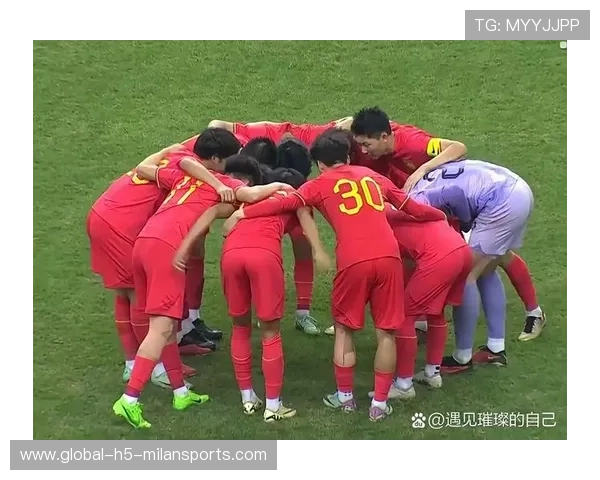 足球后卫禁区倒地解围撞柱，观众集体心脏骤停