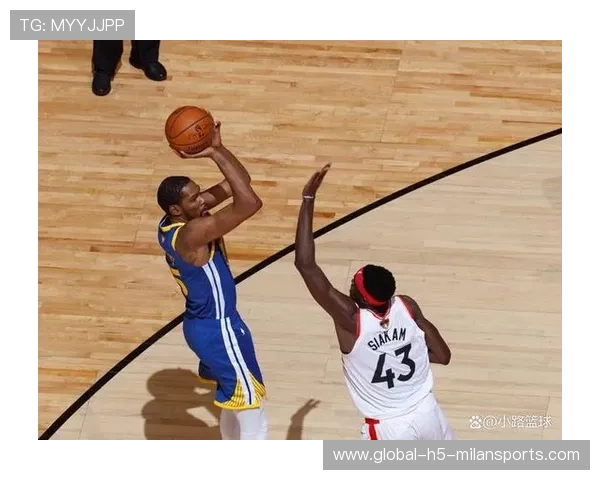 凯文·杜兰特弧顶变向后干拔跳投得分，太阳队掌控末节走势