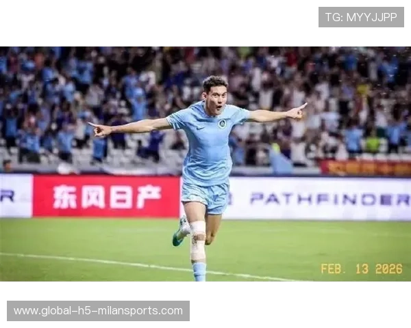 成都蓉城拜合拉木前场反抢成功,断球后直接起脚 成都蓉城拜合拉木前场反抢成功,断球后直接起脚